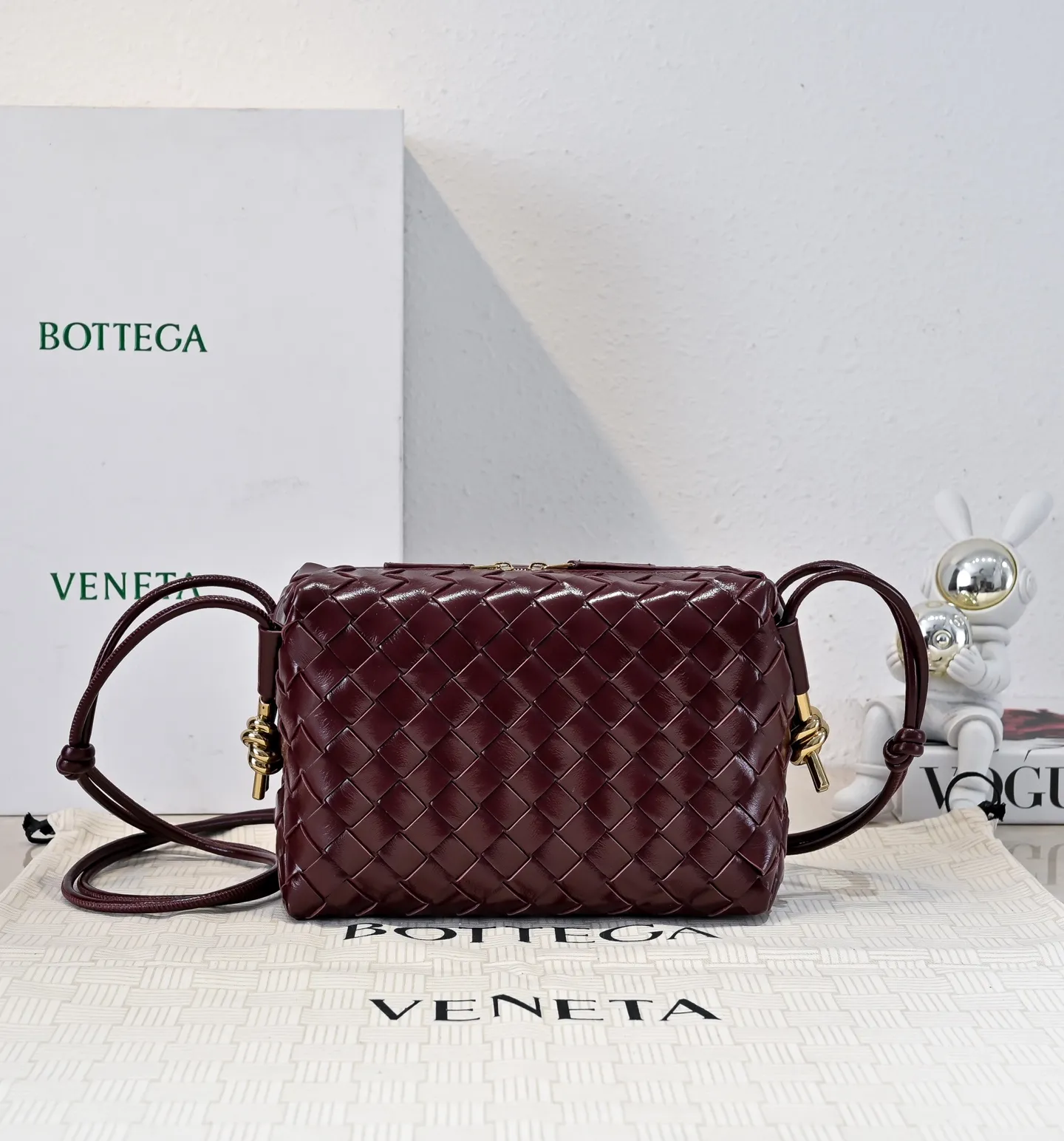 Batch 1660 𝗕𝗼𝘁𝘁𝗲𝗴𝗮 𝗩𝗲𝗻𝗲𝘁𝗮———— The latest version of the loop camera bag💥 from BV’s King of Cost-Effectiveness counter, large woven texture➕Ultra-high quality wax leather as always, with zippers, hardware decoration on both sides, adjustable drawstrings, it is especially suitable for the tummy💫It can hold anything, it is also very light, suitable🈴️for girls of all ages, size: 22*15*8cm, style number: 6126